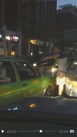 抢道引发争执 成都一男子掏出玩具枪威胁的哥