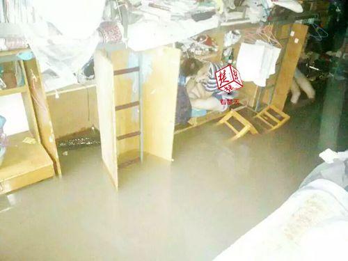 学霸大水中蹲椅子学习 椅面全淹后上桌学习