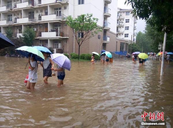 河南暴雨致京广线中断 近20趟列车停运（图）