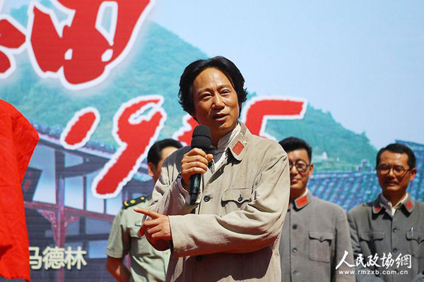 王晖在开机仪式上介绍影片_副本