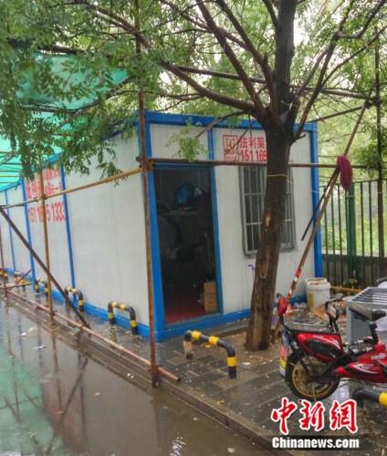 图为工地附近的“柜子”。吕春荣 摄