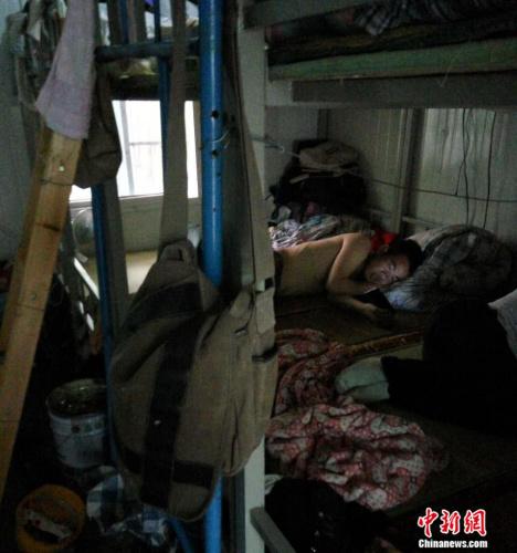 图为生活里“柜子”里的工人。吕春荣 摄