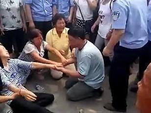 媒体：官员下跪都为啥？跪领导跪纪委跪大师…