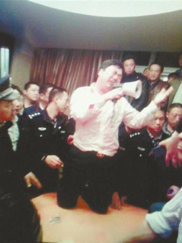 媒体：官员下跪都为啥？跪领导跪纪委跪大师…