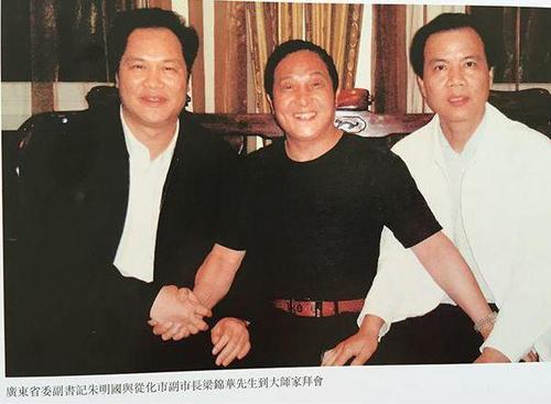 媒体：官员下跪都为啥？跪领导跪纪委跪大师…