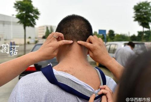 成都一司机不慎碾死小狗 称被逼套狗链给狗下跪