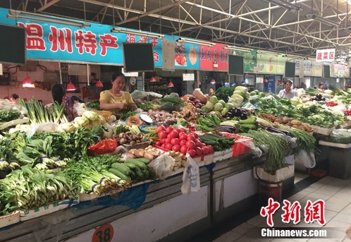 北京西城区某农贸市场内的蔬菜摊位。<a target='_blank' href='http://www.chinanews.com/' >中新网</a> 种卿 摄