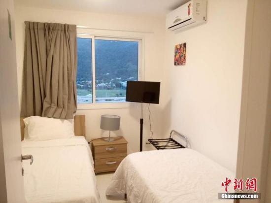 当地时间7月29日消息，巴西里约，奥运会开幕之日已经近在咫尺，部分来自世界各地的记者已经进驻媒体村?！按謇铩钡纳钇鹁影才?、设施如何，各国记者们又会在这里怎样度过未来近一个月的时间呢？带着这些问题，我们来到媒体村一探究竟。图为记者房间，除了两张床外，富余的空间并不多。 <a target='_blank' href='http://www.chinanews.com/'><p  align=