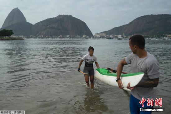 当地时间7月30日，20岁的Sarah Almeida de Freitas在巴西里约糖面包山和瓜纳巴拉湾附近的博塔弗戈沙滩训练。