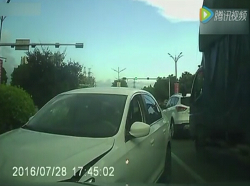“路怒哥”火了！被追尾后掉头冲撞对方车辆