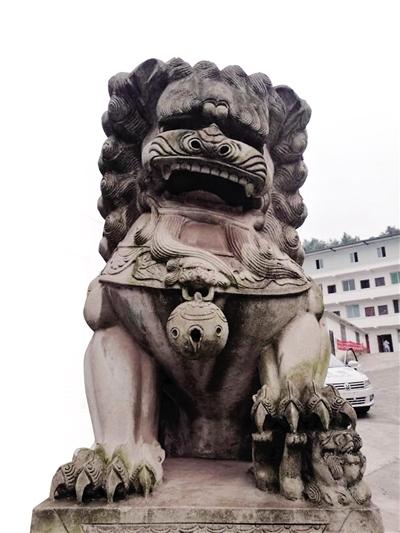被偷走的石狮子又回来了，老板王先生对它们进行了加固处理